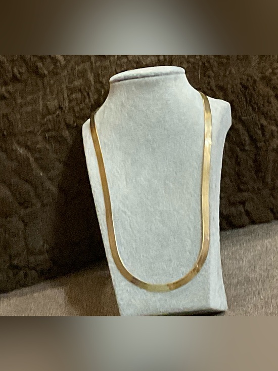 Vintage Jewelry - Vintage 14k. Gold flat Herringbone Chain/Necklace lobster claw clasp/closure.
